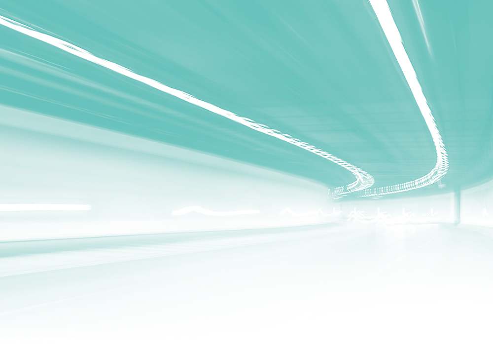 Tunneldurchfahrt mit Lichtstreifen an der Decke, türkis-weißer Farbton, Bewegungsunschärfe, geschwungene Kurve.