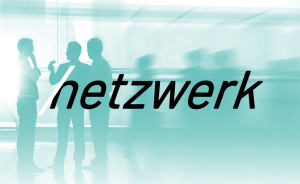 Silhouetten von drei Personen im Gespräch vor türkisem Hintergrund mit dem Schriftzug „netzwerk".